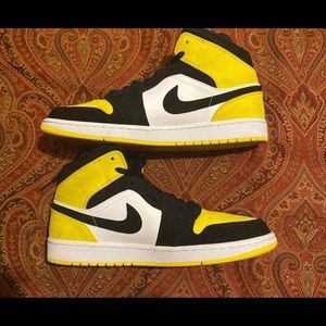 Jordan Retro 1s (Yellow Toe)